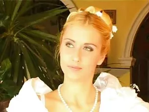 Fille rousse se poin ...